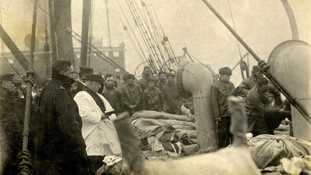 Fotografia inédita do Titanic, que mostra os corpos de vítimas do naufrágio antes de serem lançados ao mar, será leiloada. O lance inicial é de 5 mil libras esterlinas, cerca de 18 mil reais