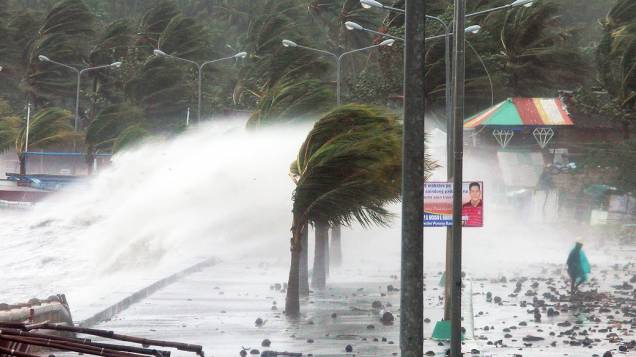 Chuva e ventos fortes causados pelo tufão Haiyan atingem a cidade de Legaspi, ao sul de Manila, nas Filipinas