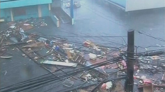 Vídeo mostra inundação de uma estrada causada pelo tufão Haiyan na cidade Tacloban, nas Filipinas