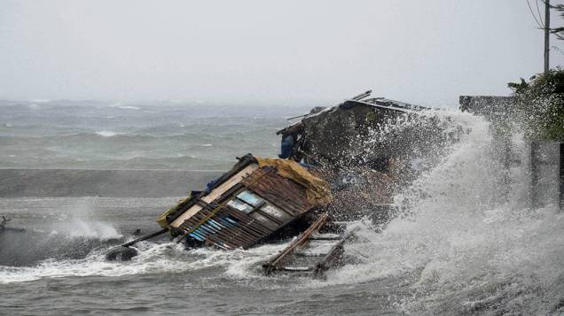 Casa foi totalmente destruída pela tempestade provocada pelo tufão Haiyan que atingiu a cidade Legazpi, na província de Albay, nas Filipinas