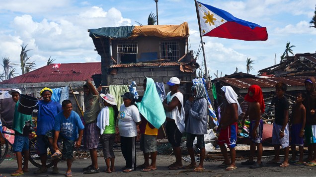 Sobreviventes esperam na fila para receber ajuda alimentar em Tanauan, Leyte, nas Filipinas