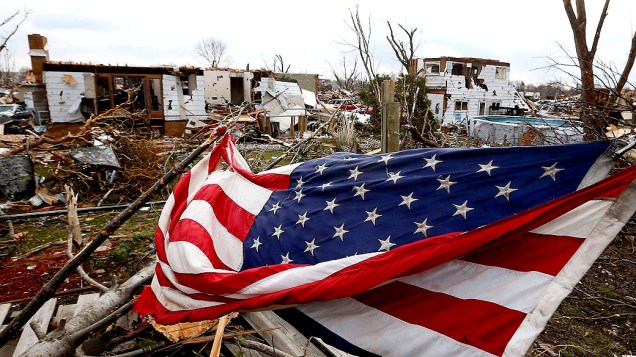 Edifícios destruidos e muitos escombros, após a passagem de um tornado em Washington, Illinois