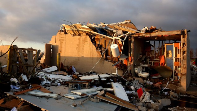 Edifícios destruidos e muitos escombros, após a passagem de um tornado em Washington, Illinois