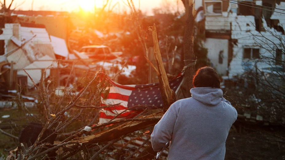 Edifícios danificados ao longo da Washington Road, após a passagem de um tornado em Washington, Illinois