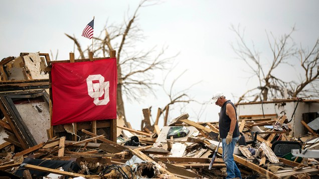 Richard Nichols tenta recuperar itens da casa de seu filho alguns dias depois de ter sido destruída por um tornado em Moore, Oklahoma