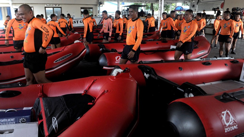 Equipes de resgate se preparam para o tufão Haiyan, que se aproxima da costa das Filipinas