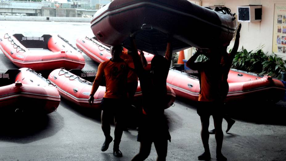 Equipes de resgate se preparam para o tufão Haiyan, que se aproxima da costa das Filipinas