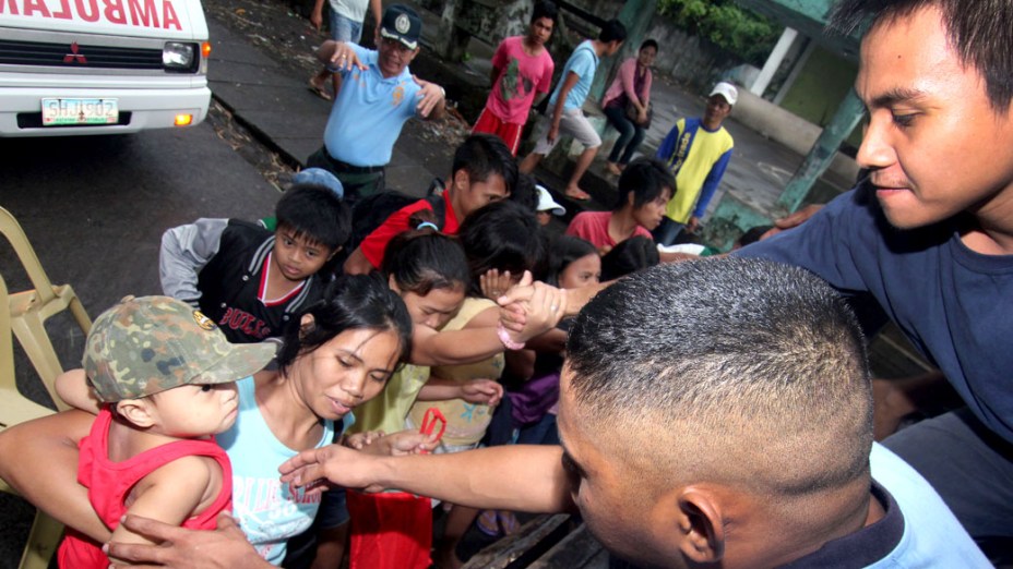 Moradores de uma cidade ao sul de Manila, capital das Filipinas, são evacuados devido à chegada do tufão Haiyan