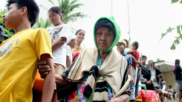 Moradores de uma cidade ao sul de Manila, capital das Filipinas, são evacuados devido à chegada do tufão Haiyan