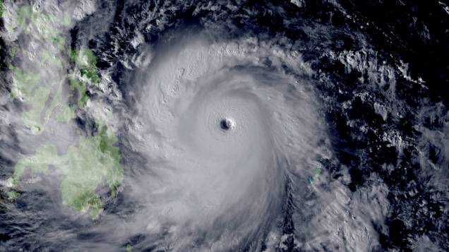 Imagens de satélite mostram a chegada do tufão Haiyan à costa das Filipinas