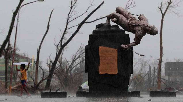 Estátua fica pendurada após a passagem do tufão Haiyan em Tacloban, na província de Leyte, região central das Filipinas