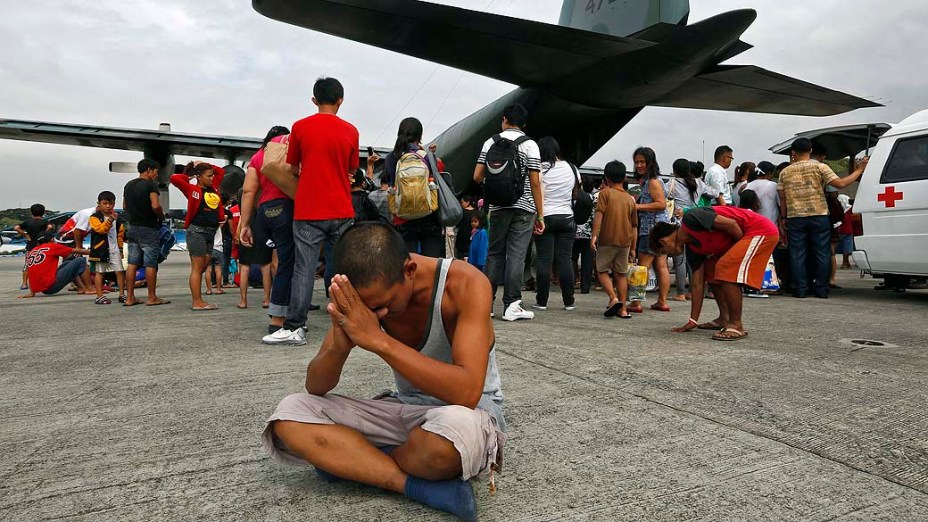 Sobrevivente de Tacloban logo após chegar em Manila, nas Filipinas