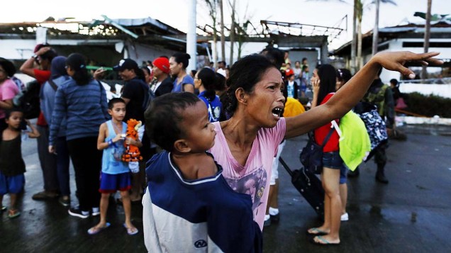 Famílias atingidas pelo tufão aguardam para serem transportadas no aeroporto de Tacloban, nas Filipinas