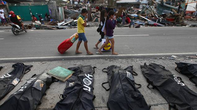 O forte cheiro de decomposição dos cadáveres tomou nesta quarta-feira (13/11) a cidade filipina de Tacloban, onde milhares de sobreviventes sofrem com a falta de alimentos e de água após a passagem do tufão Haiyan