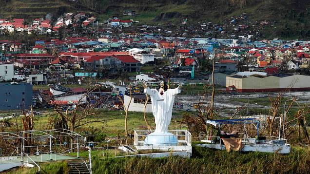 Estátua de Jesus Cristo se manteve intacta após passagem do tufão na cidade de Tanawan
