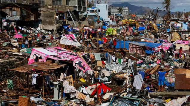 Sobreviventes tentam reconstruir suas casas destruídas na cidade de Tacloban, nas Filipinas