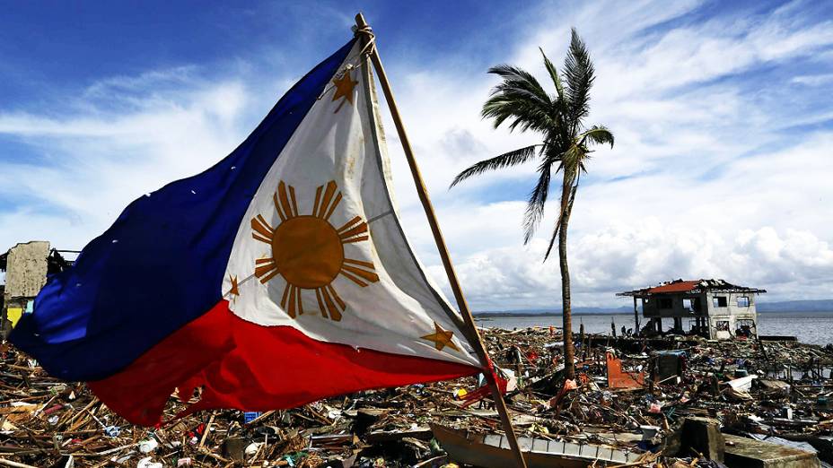 Bandeira das Filipinas é fotografada em área devastada de Tacloban