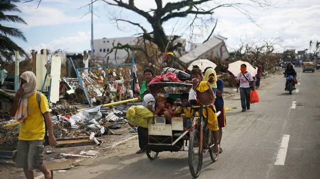 O forte cheiro de decomposição dos cadáveres tomou a cidade filipina de Tacloban, onde milhares de sobreviventes sofrem com a falta de alimentos e de água