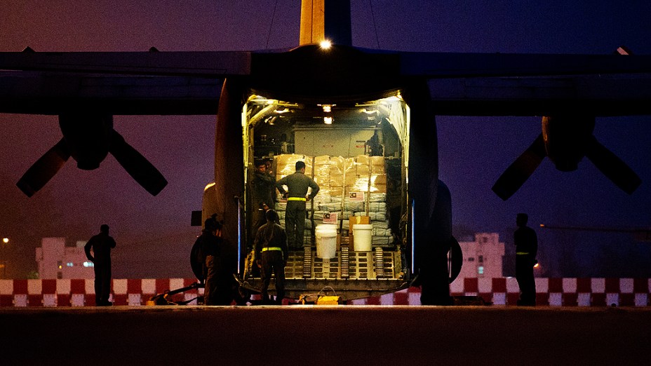 Soldados malásios carregam avião para doar suprimentos às vítimas de tufão
