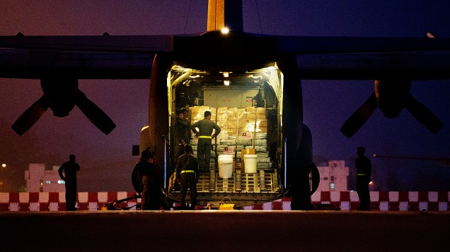 Soldados malásios carregam avião para doar suprimentos às vítimas de tufão