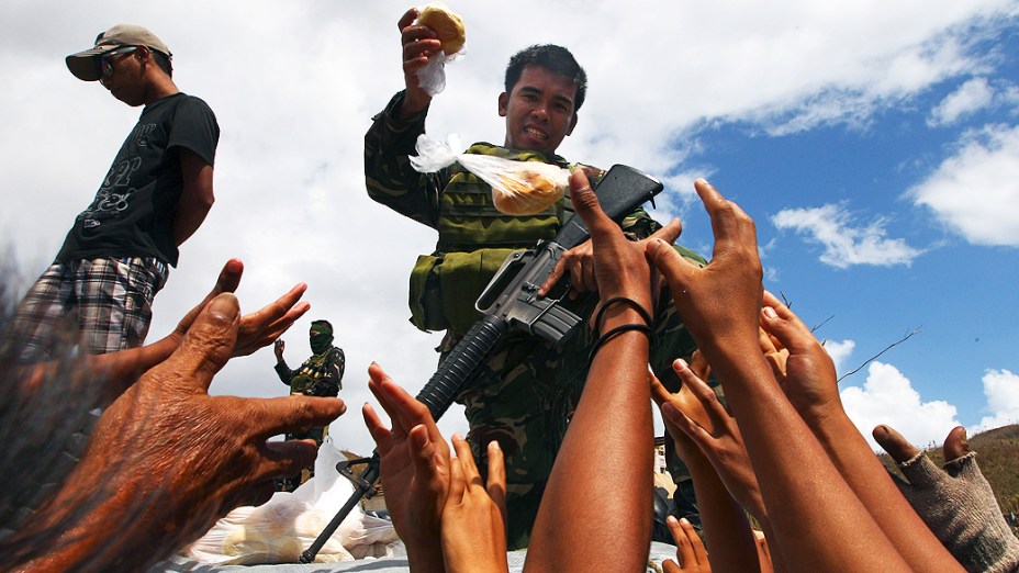 Sobreviventes do tufão Haiyan entraram em pânico nesta quinta-feira (14) por causa da falta de água, comida e remédios