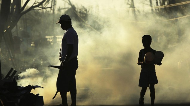 Sobreviventes queimam pertences destruídos pelo tufão Haiyan, nesta segunda-feira (18), em Balangiga, nas Filipinas