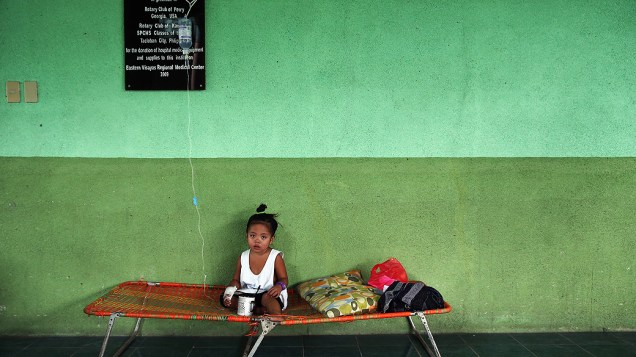 Sobrevivente do supertufão Haiyan recebe medicação em um hospital em Leyte, nas Filipinas