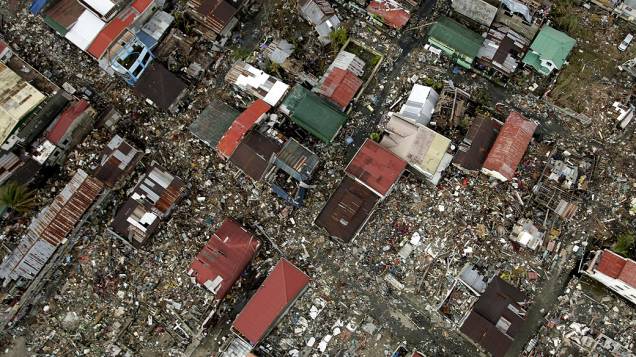 Vista aérea mostra a devastação causada pela passagem do supertufão Haiyan em Tacloban, na ilha de Leyte