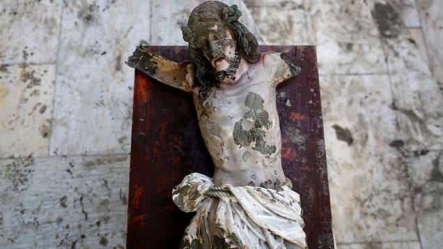 Estátua de Jesus Cristo danificada, que foi recuperada dos escombros é colocada em uma igreja em uma área destruída pelo supertufão Haiyan em Tacloban, nas Filipinas