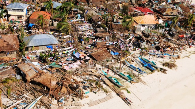 Vista aérea mostra a devastação causada pela passagem do supertufão Haiyan em comunidades costeiras, em Iloilo na região central das Filipinas
