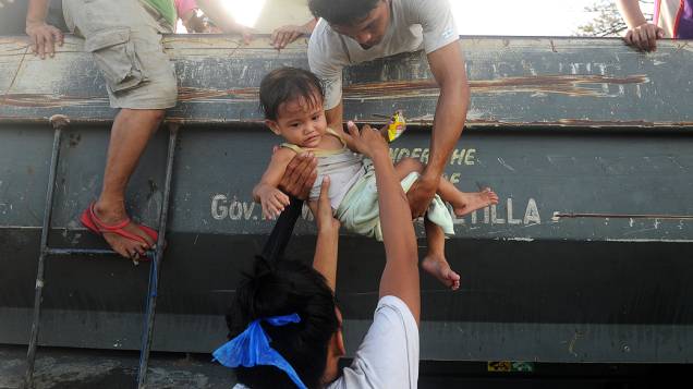 Moradores tentam voltar para suas casas, afetadas pela passagem do supertufão Haiyan em Tacloban, nas Filipinas