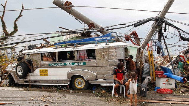 Sobreviventes que perderam suas casas usam um ônibus público como abrigo em Tacloban, região central das Filipinas