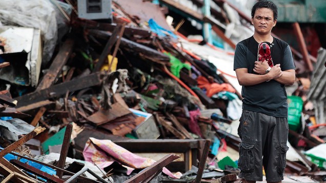 Morador olha casas danificadas pelo tufão Haiyan, na cidade de Tacloban, na região central das Filipinas
