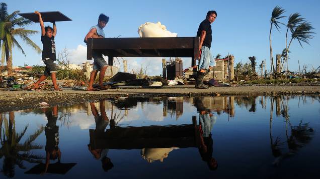 Moradores retiram objetos de um hotel em Palo, ilha oriental de Leyte, nas Filipinas após a passagem do supertufão Haiyan