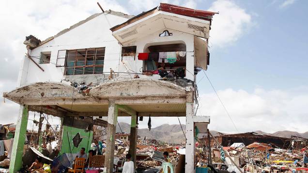 Sobreviventes permanecem em suas casas destruídas em Tacloban, região central das Filipinas