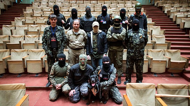 Militantes pró-Rússia mascarados posam para uma foto dentro de um prédio do governo regional em Donetsk, leste da Ucrânia