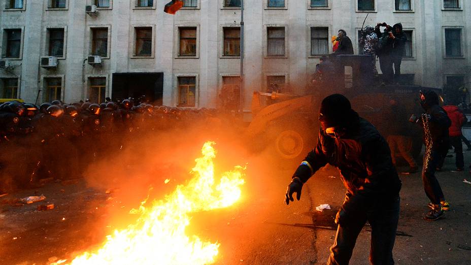 Manifestantes enfrentam policiais durante protesto contra a decisão do presidente ucraniano, Viktor Yanukovych, de suspender um acordo comercial com a União Europeia em frente à sede do governo, em Kiev