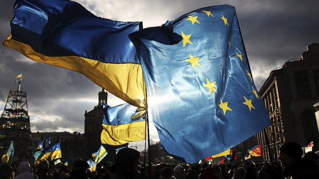 Manifestantes agitam bandeiras, durante um concentracão a favor integração do país à União Europeia, na Praça da Independência, em Kiev