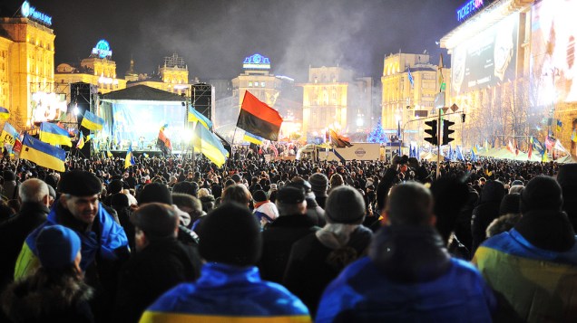Manifestantes agitam bandeiras, durante um concentracão a favor integração do país à União Europeia, na Praça da Independência, em Kiev
