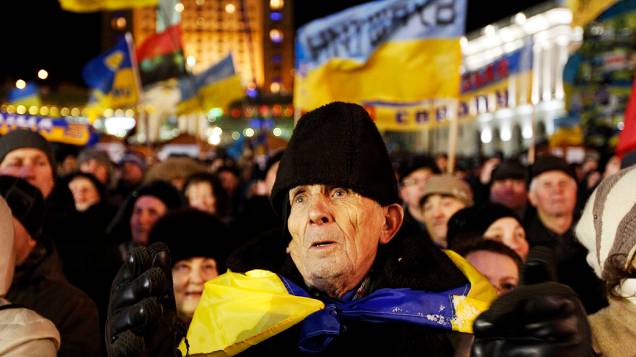 Manifestantes pró-União Europeia, acompanham reunião do partido de oposição ucraniano na Praça da Independência, em Kiev