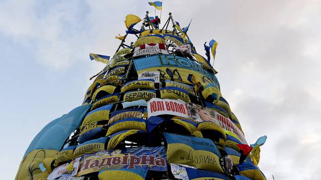 Manifestantes cobrem uma árvore de Natal com bandeiras e mensagens a favor integração do país à União Europeia, na Praça da Independência, em Kiev