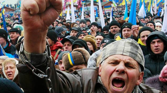 Manifestação a favor da integração da Ucrânia à União Europeia levou milhares de pessoas à Praça da Independência, no centro de Kiev
