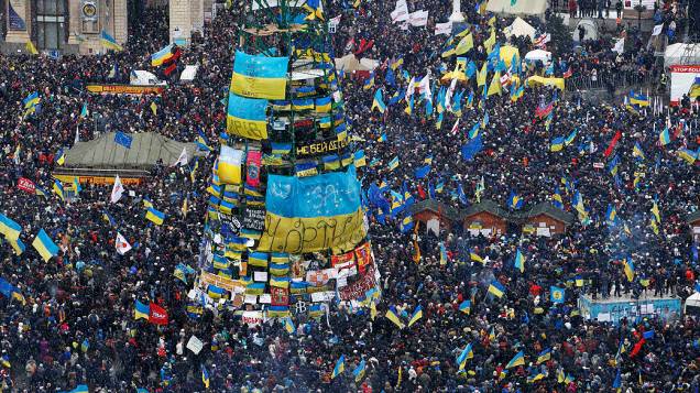 Milhares de manifestantes que defendem acordo da Ucrânia com a União Europeia se reuniram durante um comício nos arredores da Praça da Independência, em Kiev