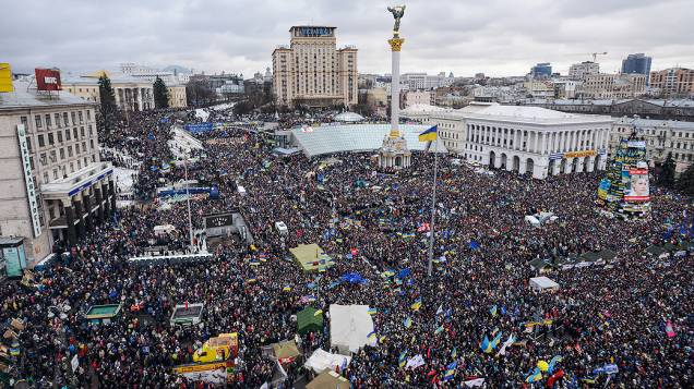 Manifestantes que defendem acordo com a União Europeia se reuniram durante um comício na Praça da Independência e na Kreshchatik, a principal rua de Kiev, Ucrânia