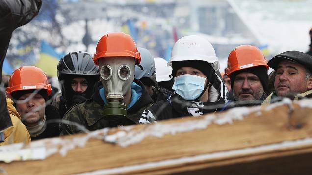 Manifestantes pró União Europeia protestam sobre uma barricada erguida em torno do palácio presidencial em Kiev, na Ucrânia