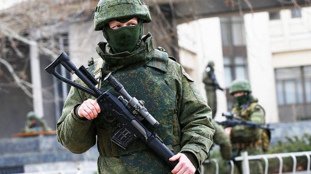 Homens armados patrulham ao redor do edifício do parlamento regional, na cidade de Simferopol, região da Crimeia