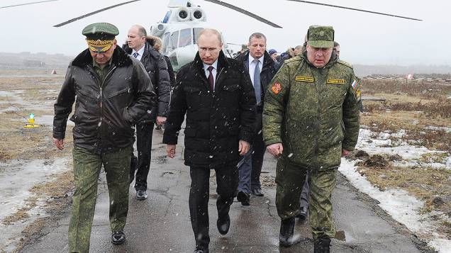 Presidente da Rússia, Vladimir Putin, acompanhado do ministro da Defesa, Sergei Shoigu, a caminho do local de realização de exercícios militares em Kirillovsky, na região de Leningrado