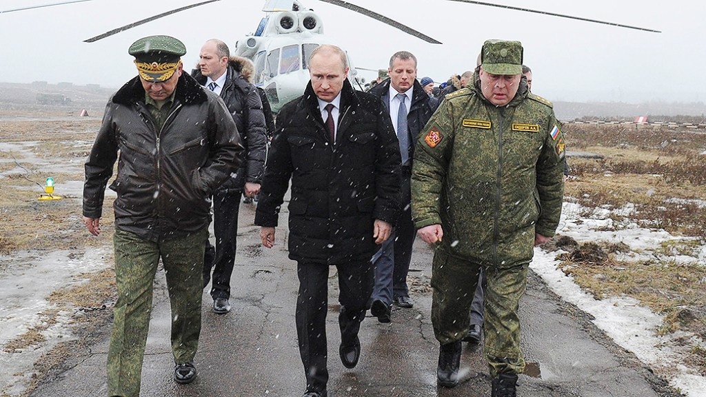 Presidente da Rússia Vladimir Putin, acompanhado do ministro da Defesa Sergei Shoigu, caminha para assistir exercícios militares em sua chegada a Kirillovsky na região de Leningrado