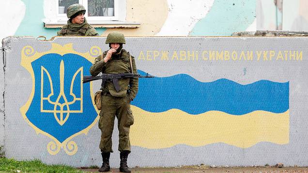 Militares russos montam guarda no Aeroporto Internacional da cidade de Sebastopol, na região da Crimeia, Ucrânia
