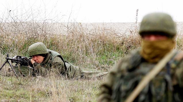 Militares russos montam guarda no Aeroporto Internacional de Sebastopol, na região da Crimeia, Ucrânia
